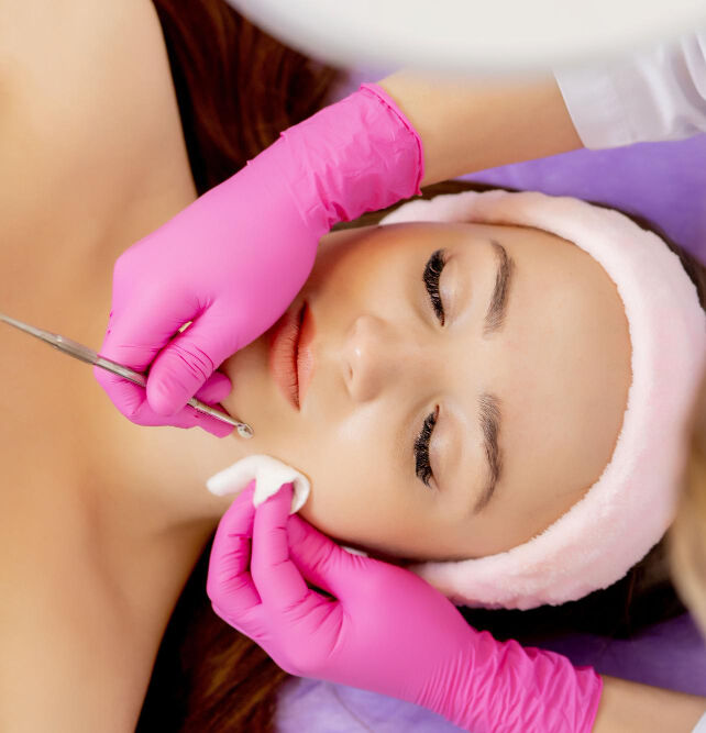 Professionelle Gesichtsbehandlung mit moderner Technik bei Drews Beauty by Natalia