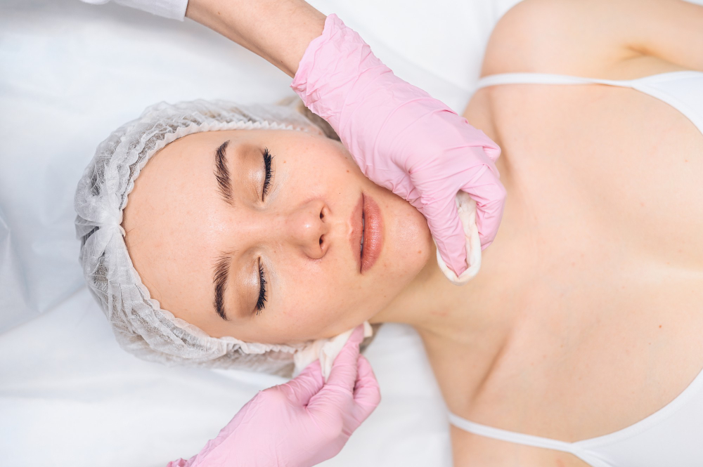 Hautanalyse vor der Gesichtsbehandlung bei Drews Beauty by Natalia in München